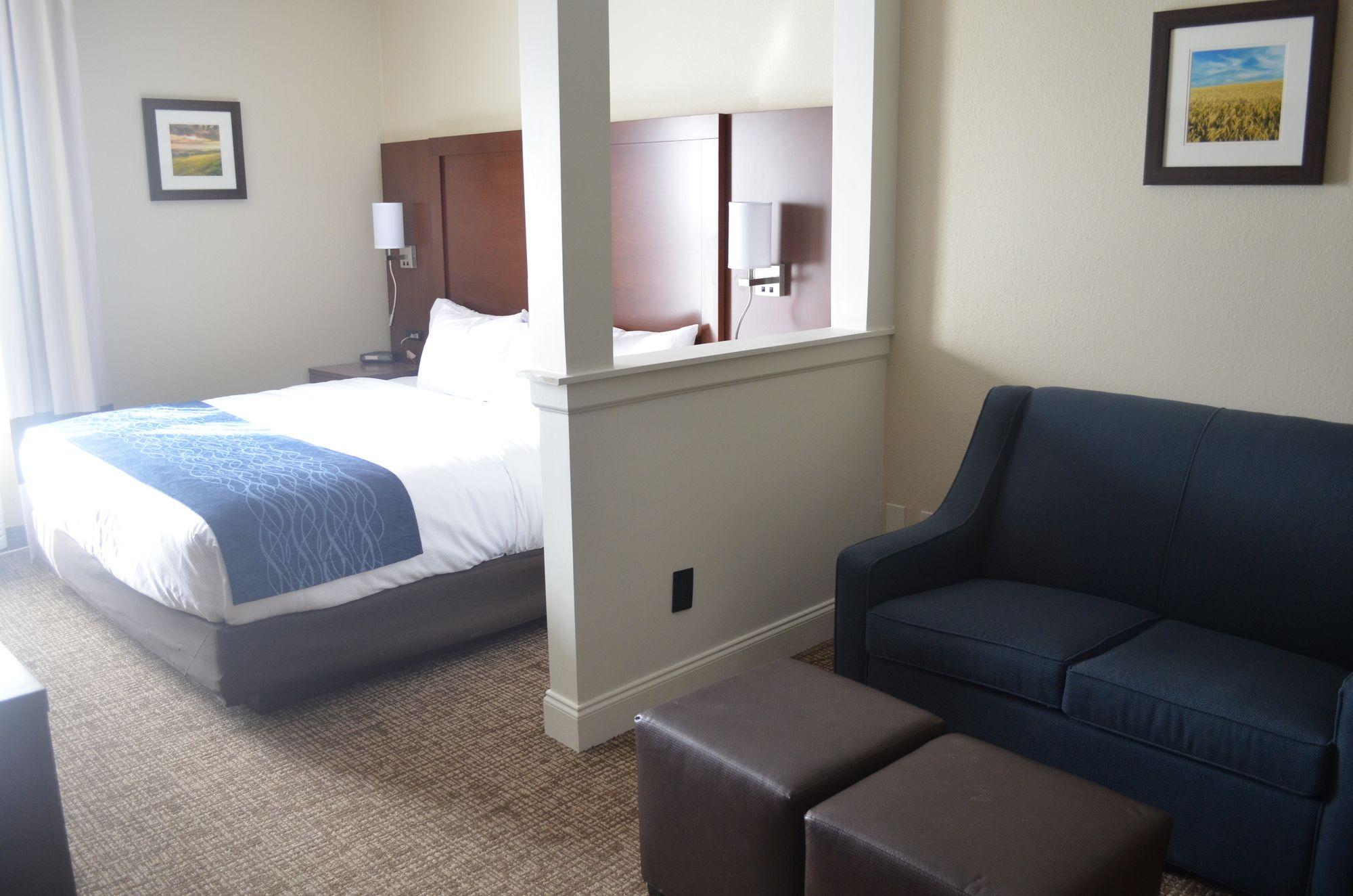Comfort Inn & Suites Junction City - Near Fort Riley Buitenkant foto